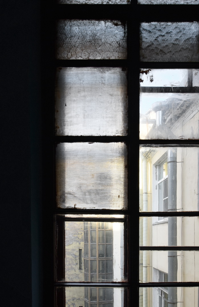 Окна с фактурными стеклами в доходном доме в Петербурге по адресу Большой пр. ПС, 98. Фото 2021